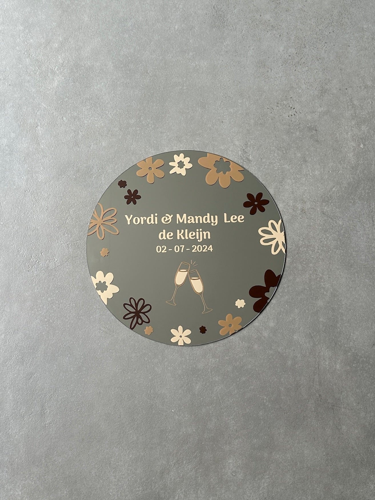 Gepersonaliseerde bruiloft spiegel met bloemen en glazen