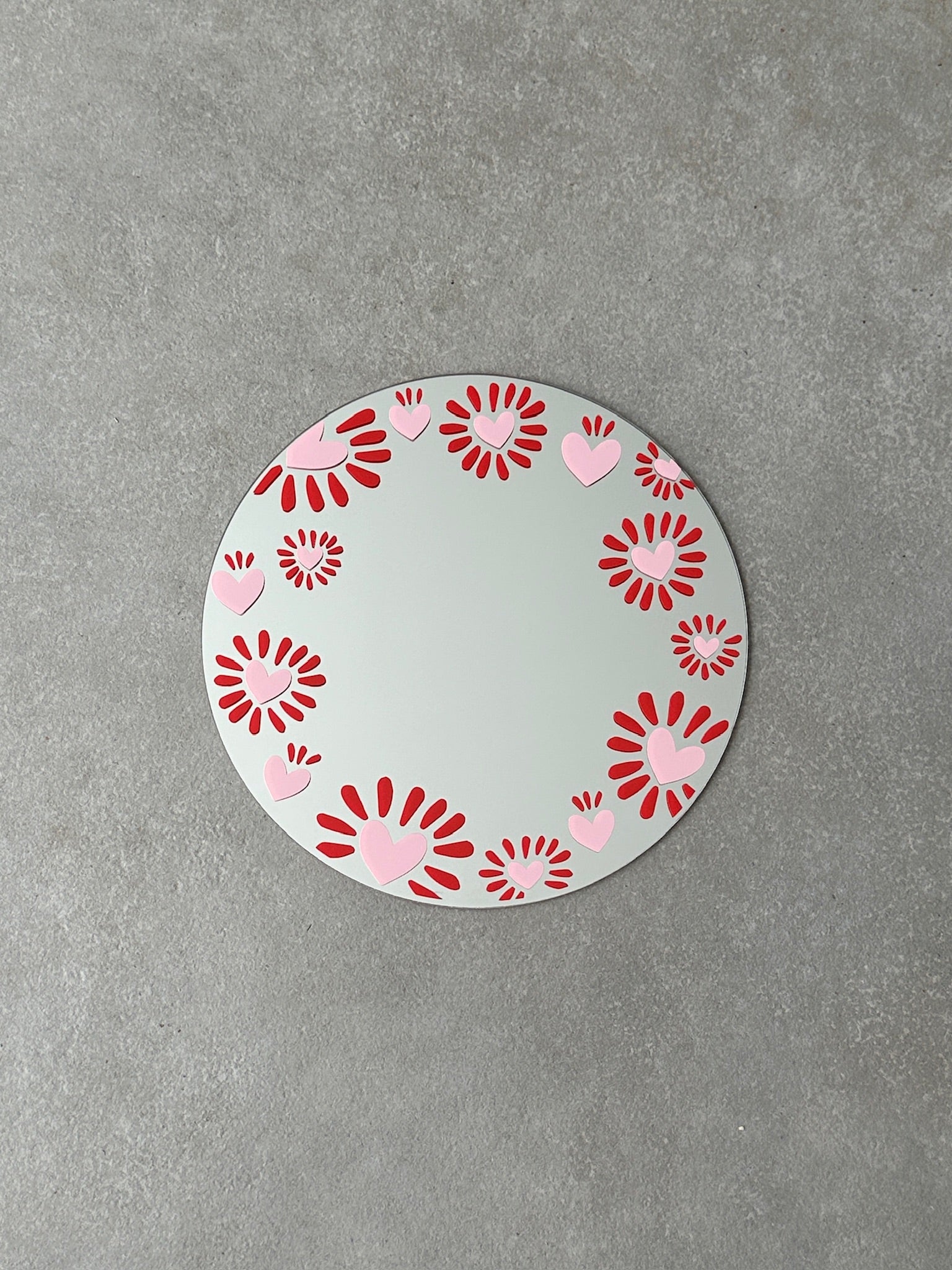 Spiegel met hartjes rand in babypink met red streepjes eromheen
