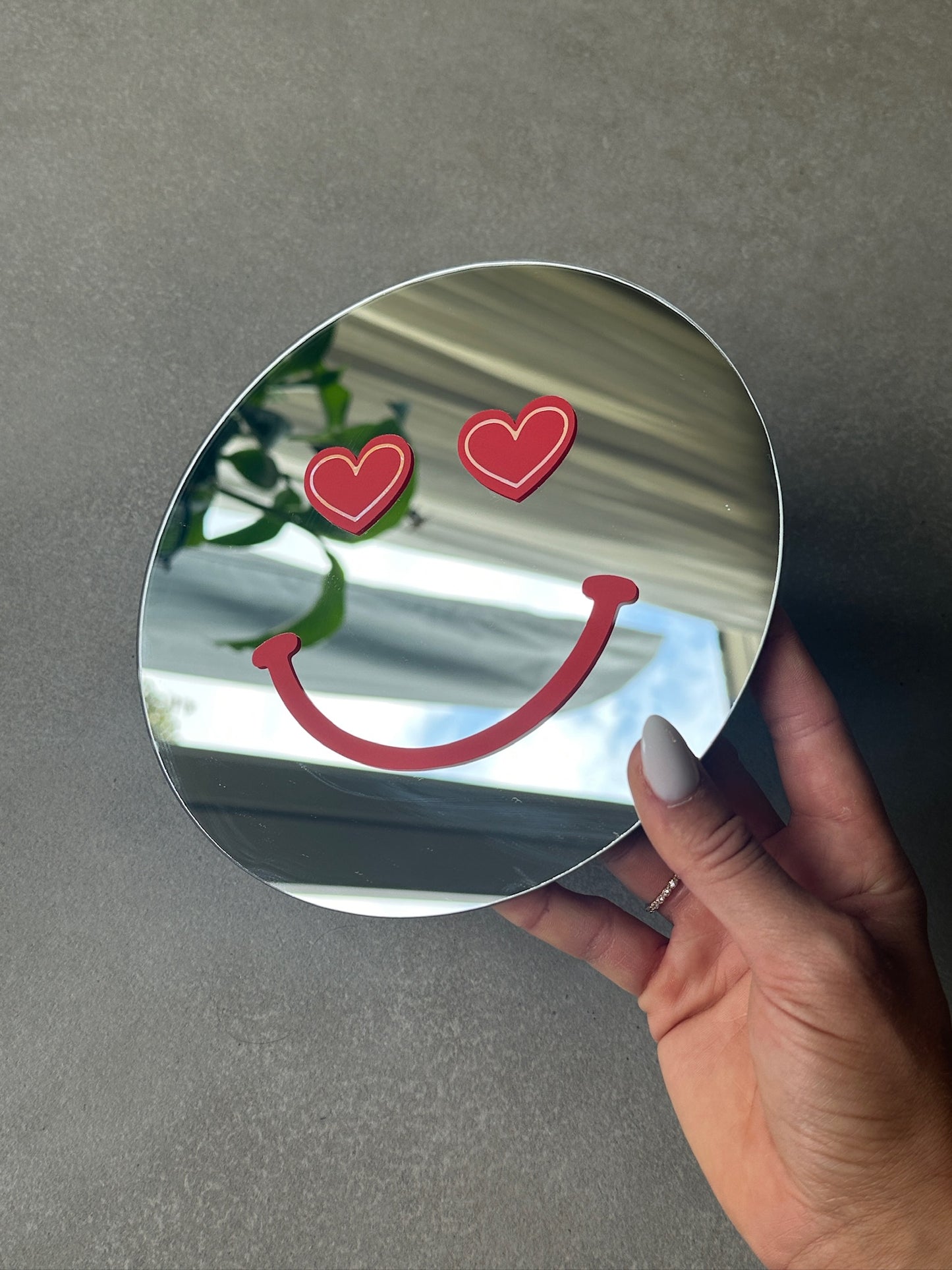 Heart eyes smiley mirror red