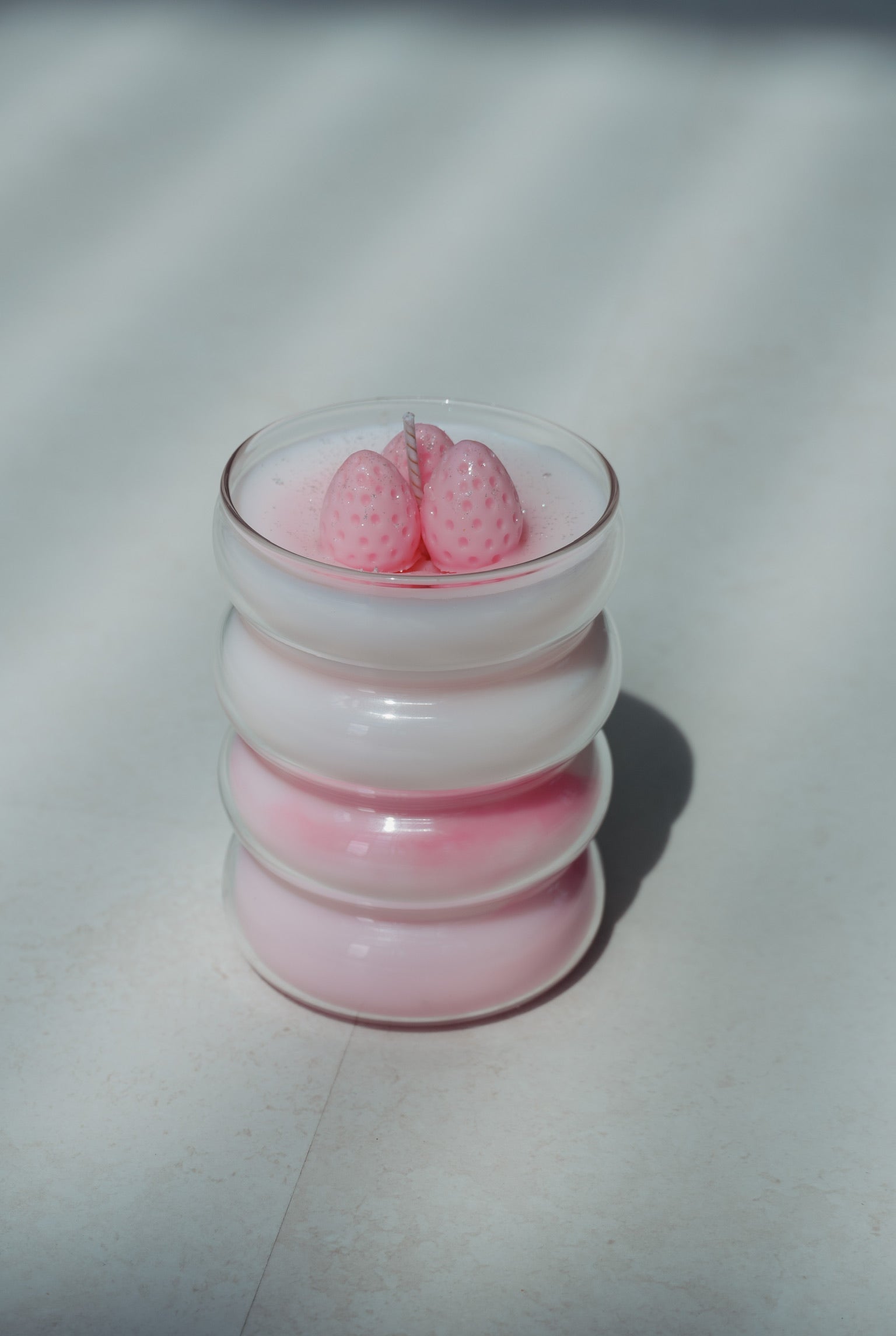 Mirror candle plate 'wave' + candle 'strawberry milkshake'