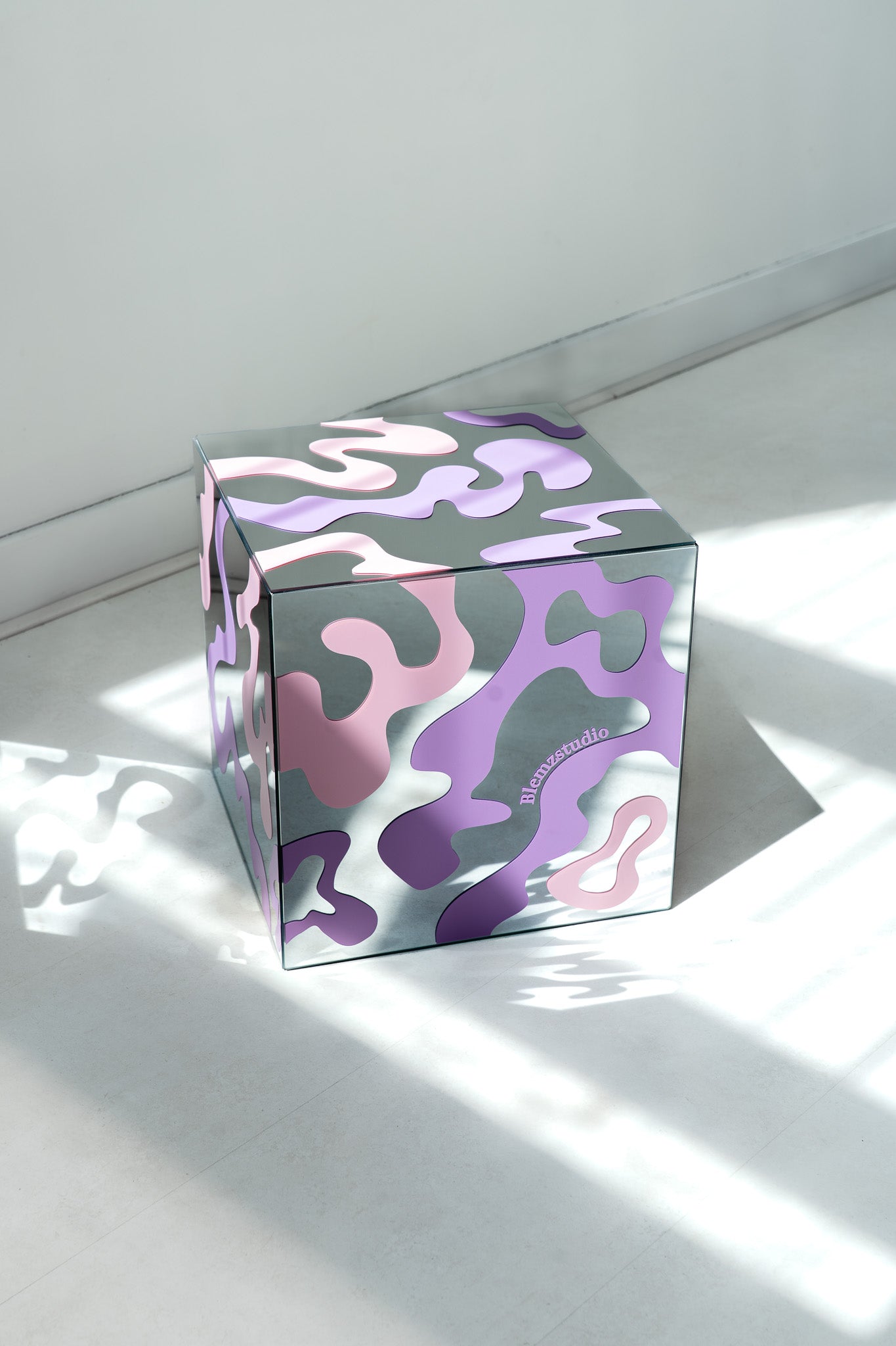 Mirror cube pink wave