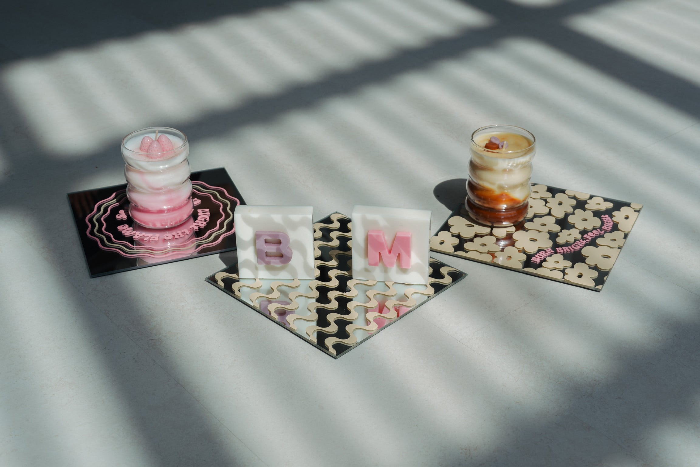 Mirror candle plate 'burn bright' + candle 'caramel cappuccino’