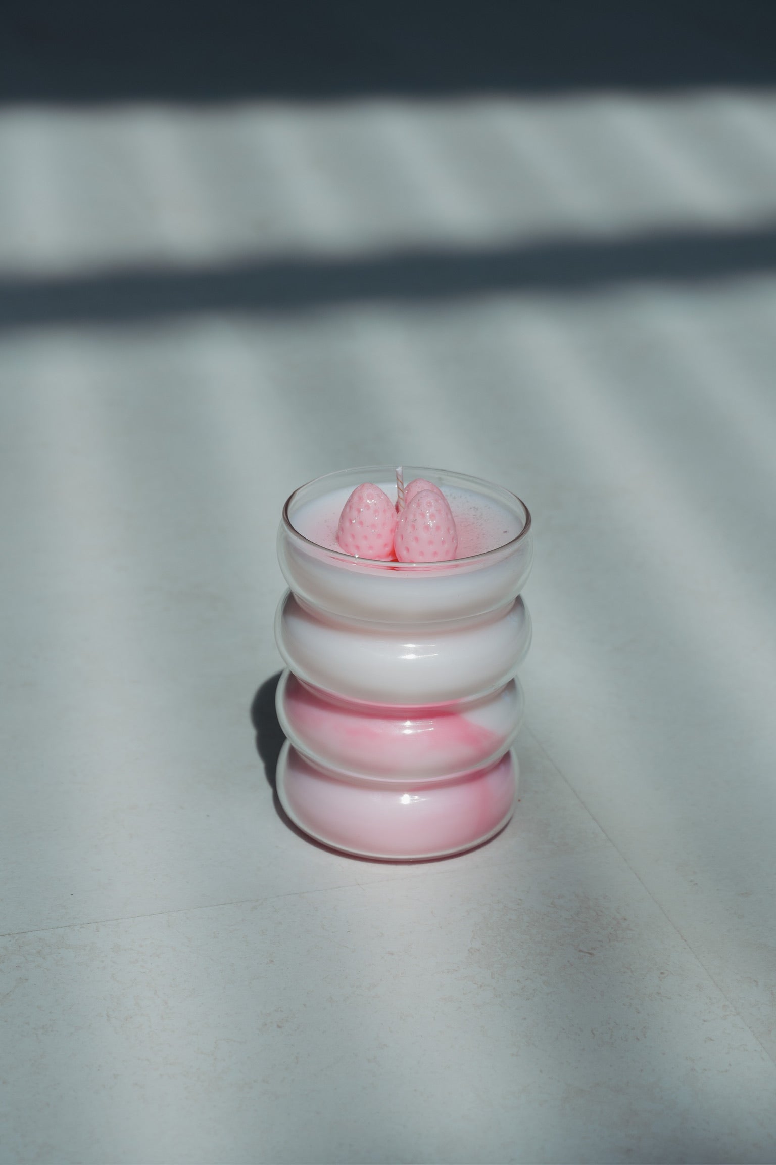 Mirror candle plate 'wave' + candle 'strawberry milkshake'