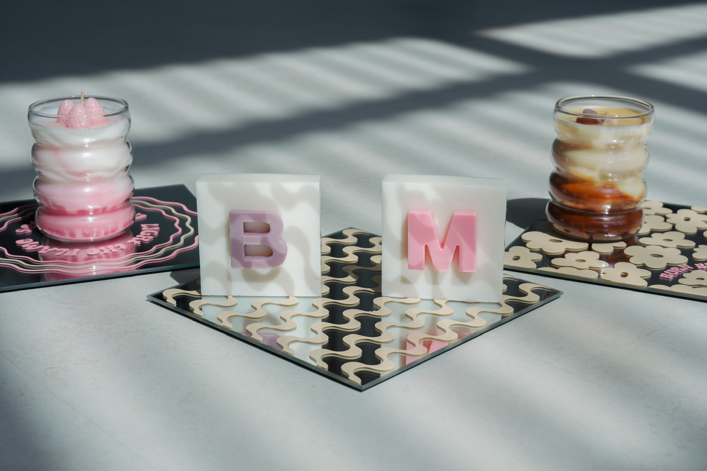 Mirror candle plate 'burn bright' + candle 'strawberry milkshake'
