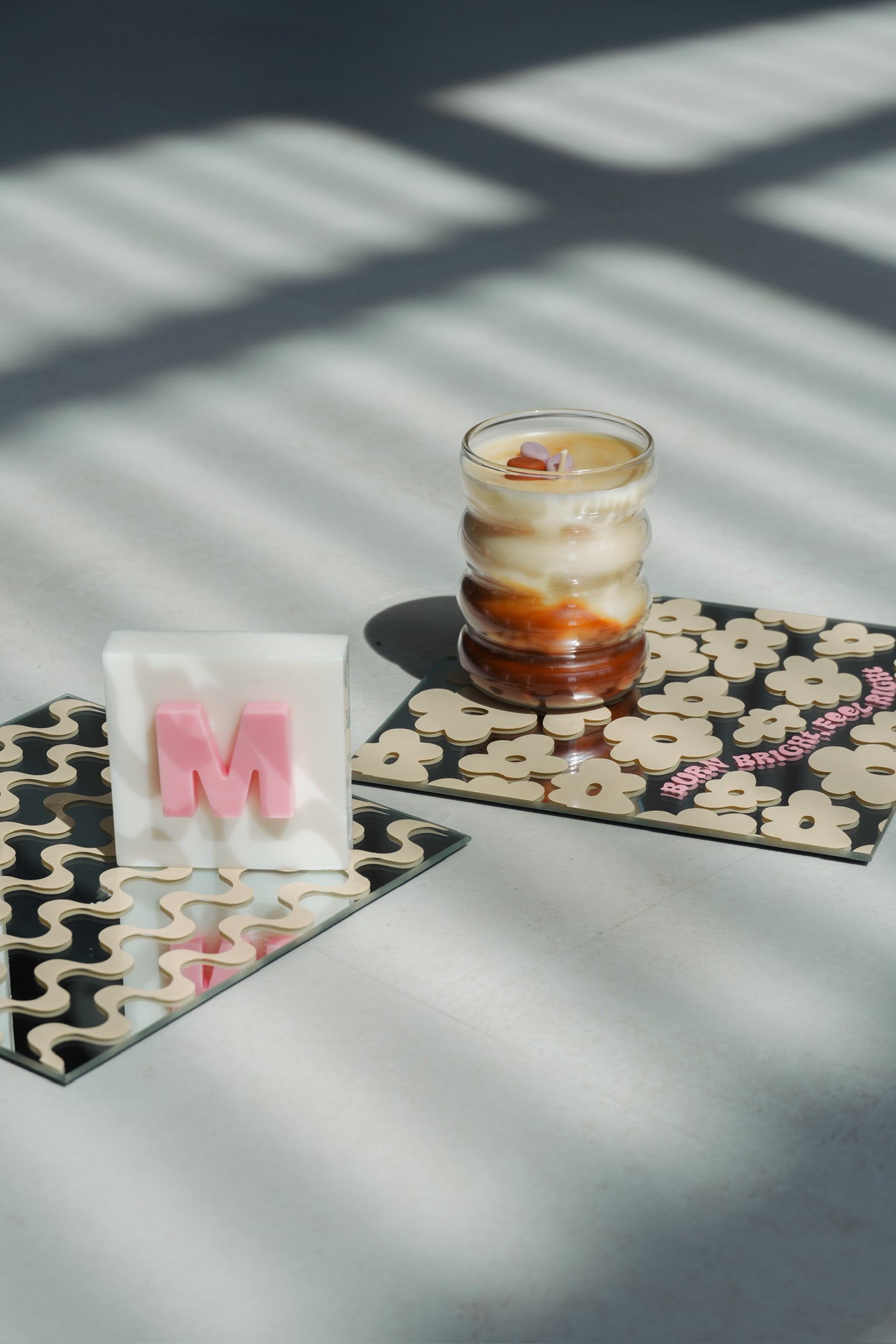 Mirror candle plate 'burn bright' + candle 'caramel cappuccino’
