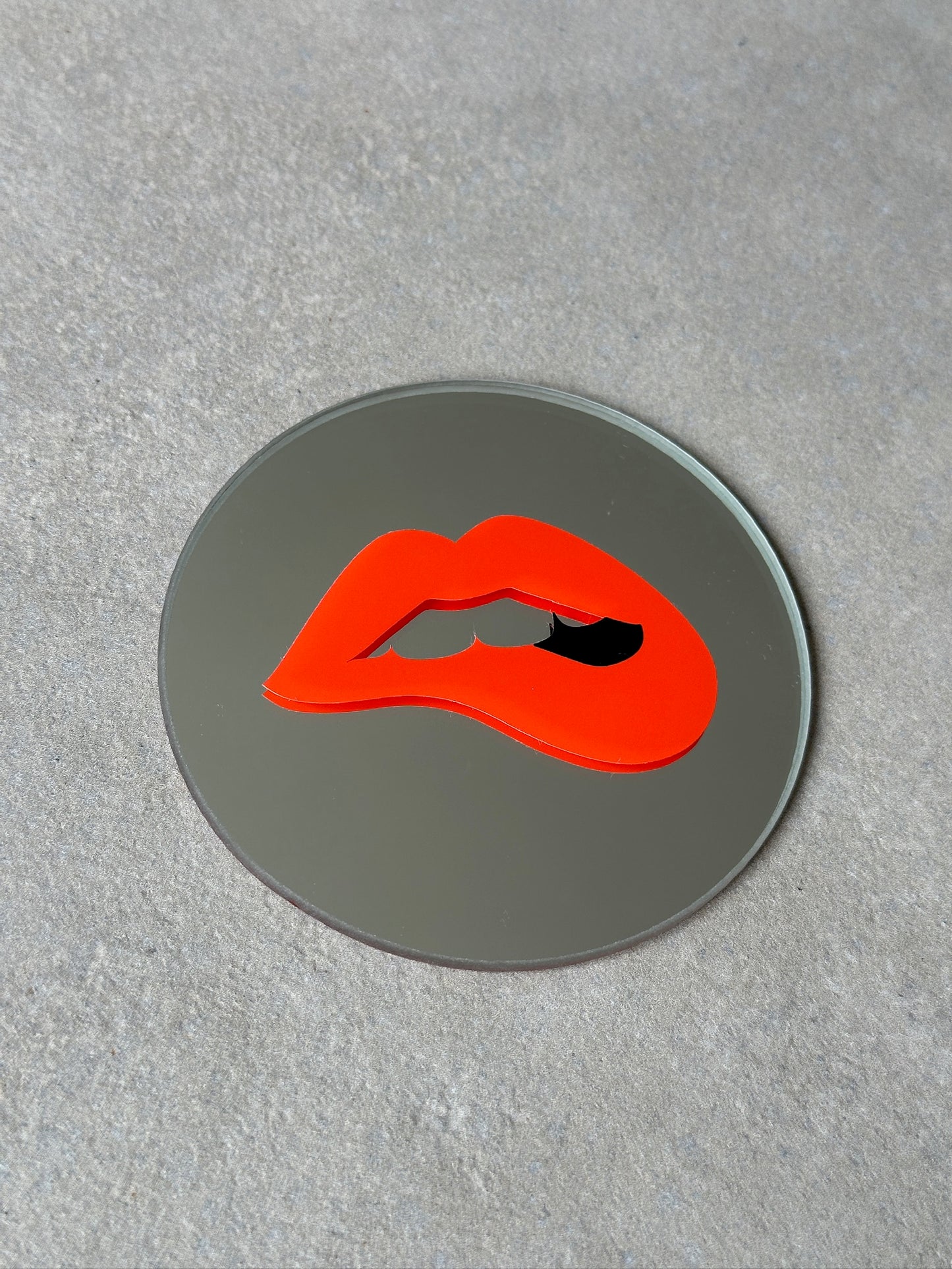 Lips bite mirror