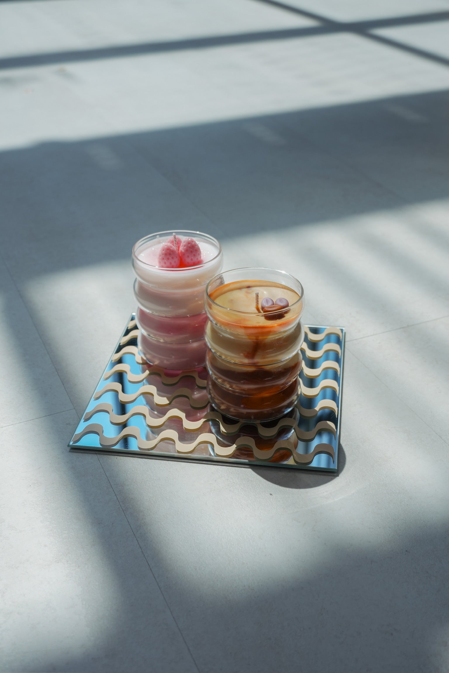 Mirror candle plate 'wave' + candle 'strawberry milkshake'