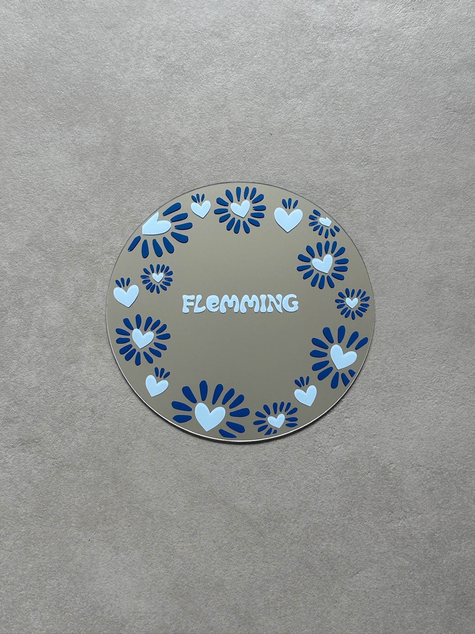 Custom sunheart spiegel met babyblue hartjes en blue streepjes eromheen met in het midden een babyblue naam.