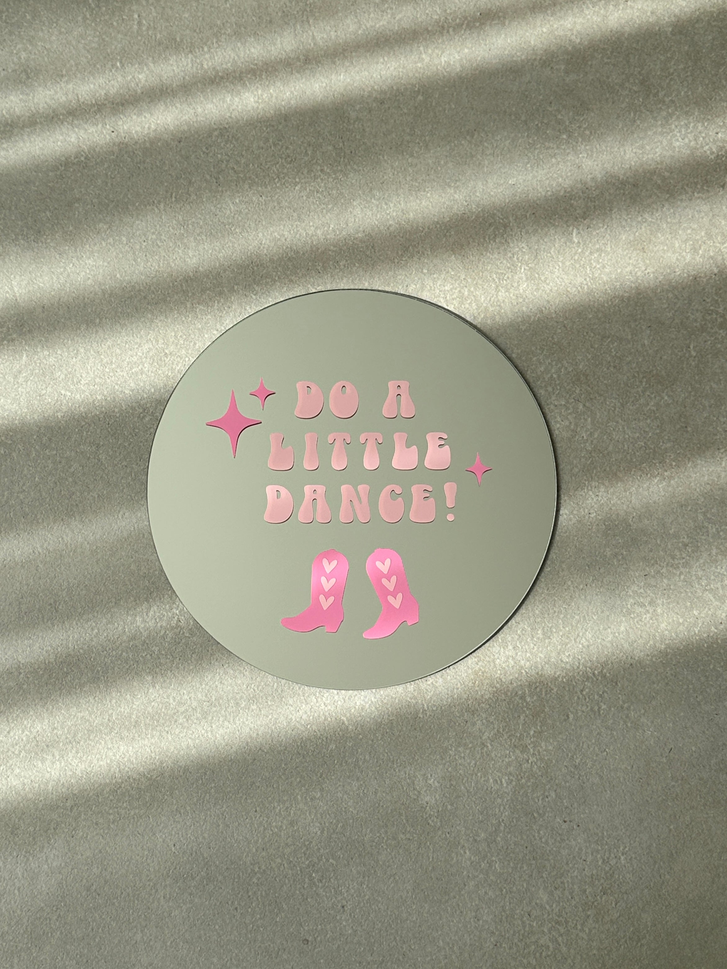 spiegel met tekst do a little dance in babypinkmet cowboylaarzen in pink