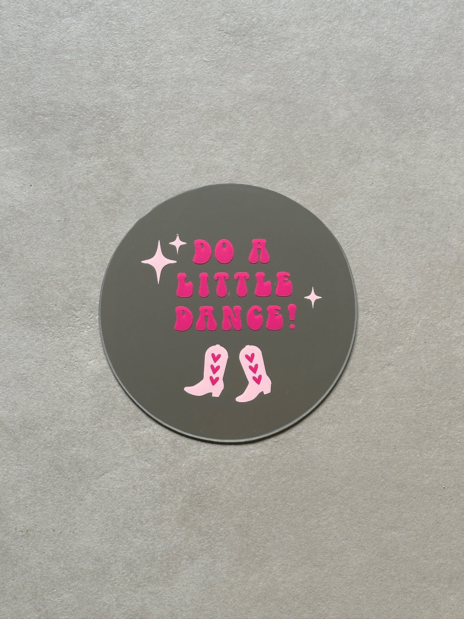 spiegel met tekst do a little dance in fucsia met cowboylaarzen in baby pink