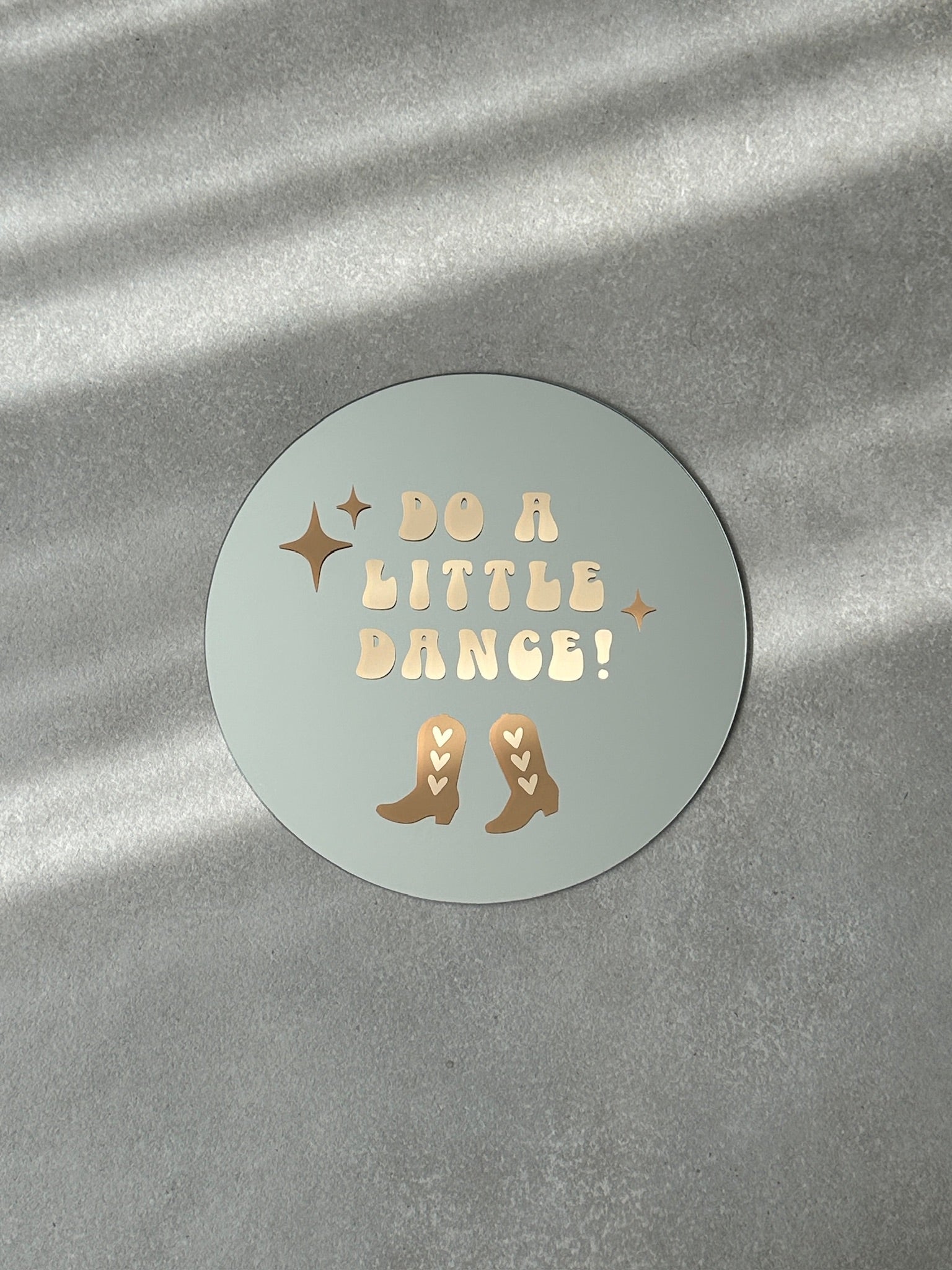 spiegel met tekst do a little dance in sand met cowboylaarzen in caramel