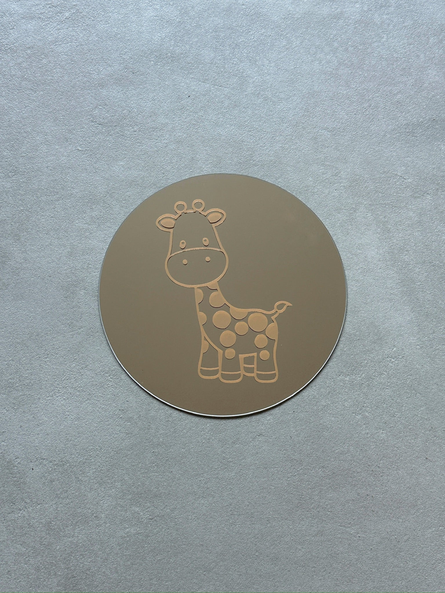 Spiegel met een caramel kleurige giraf