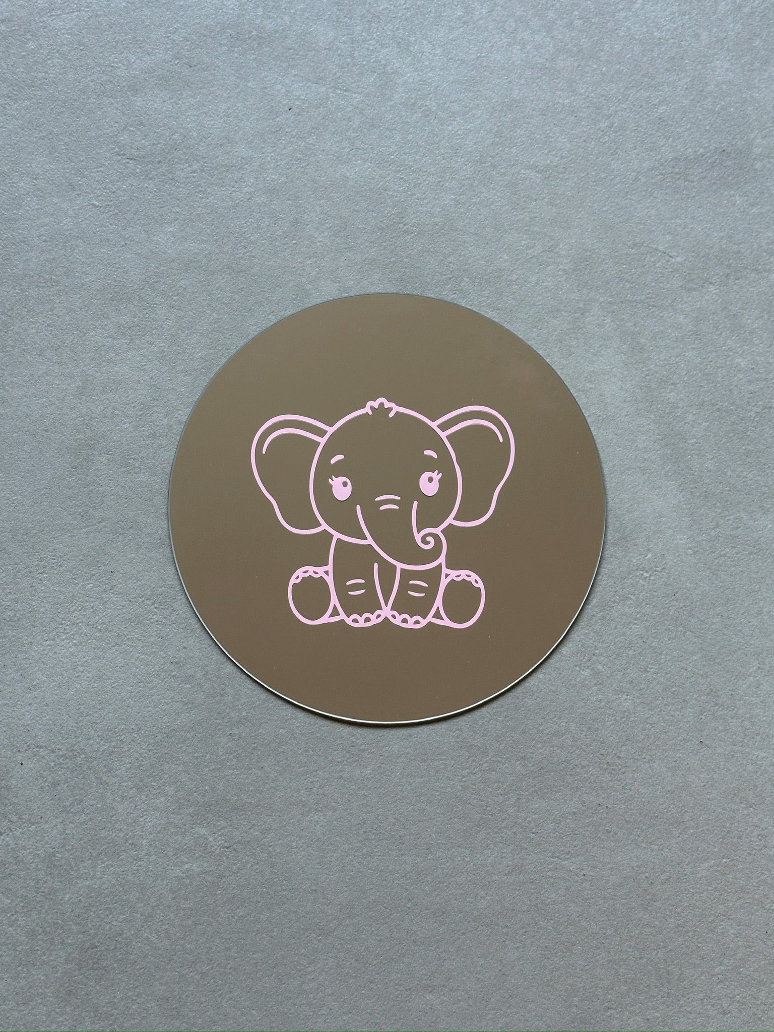 Geboorte olifant spiegel in de kleur babypink