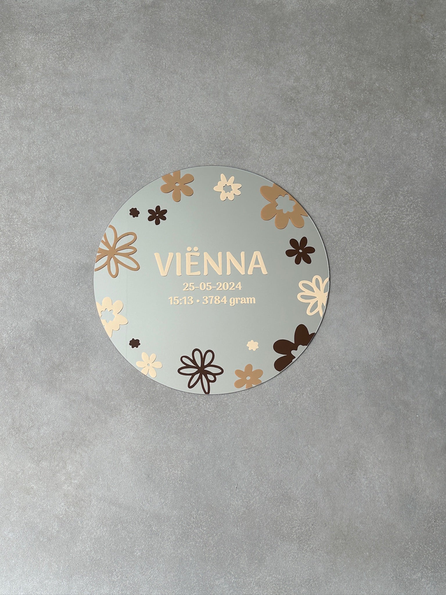 Gepersonaliseerd geboorte spiegel met bloemen in bruin tinten