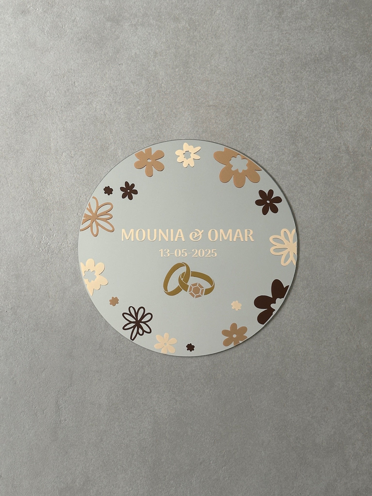 Gepersonaliseerde bruiloft spiegel met ringen en bloemen