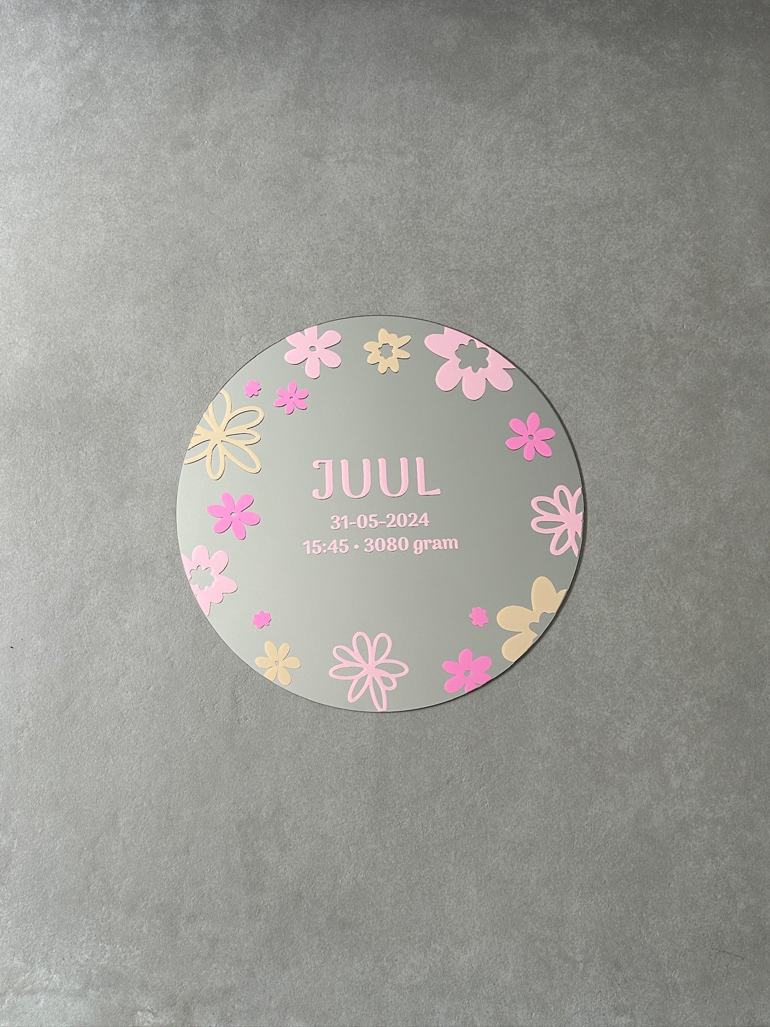 Gepersonaliseerde geboorte spiegel met bloemen omranding