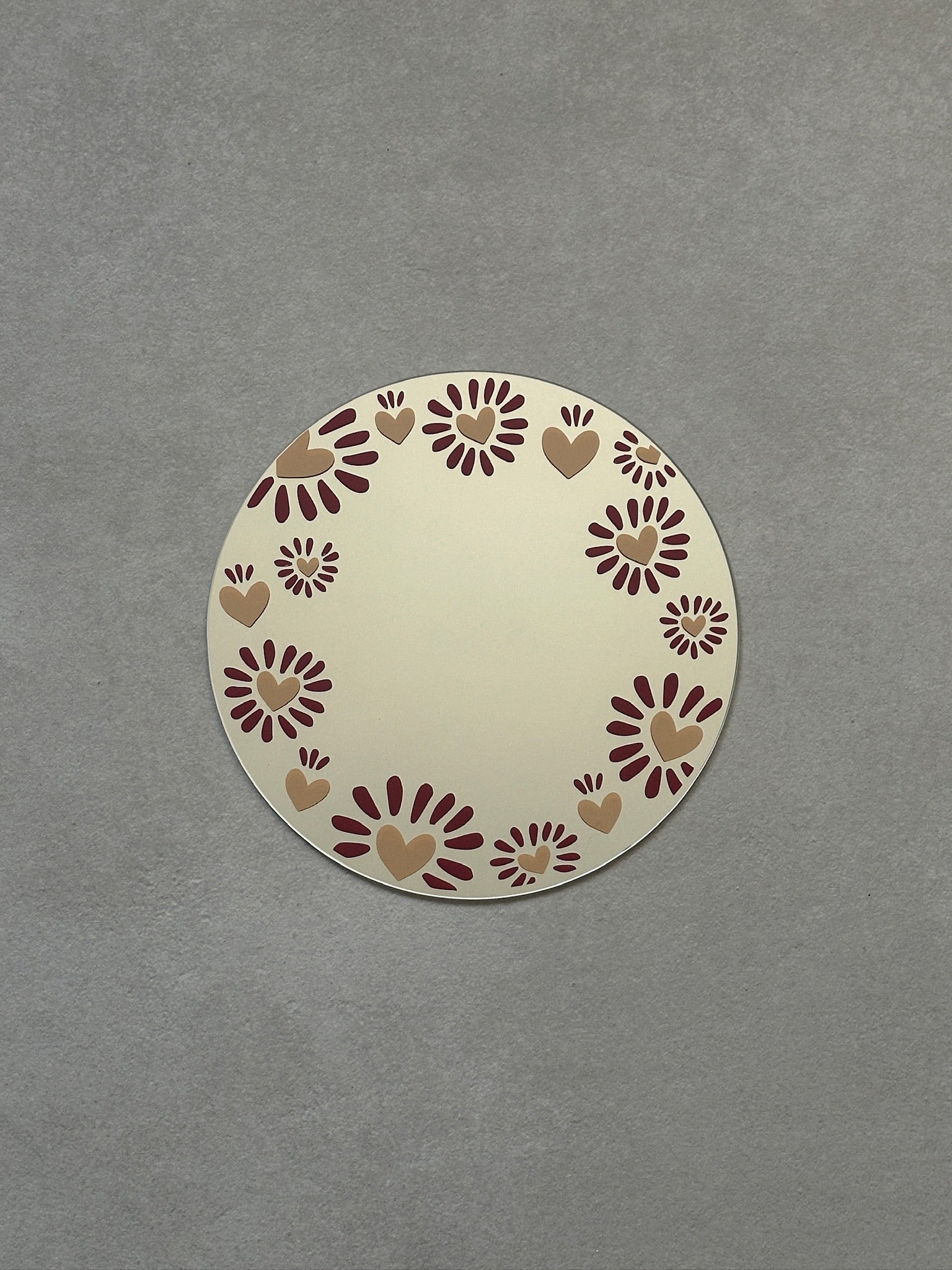 Spiegel met hartjes rand in caramel met burgundy streepjes eromheen