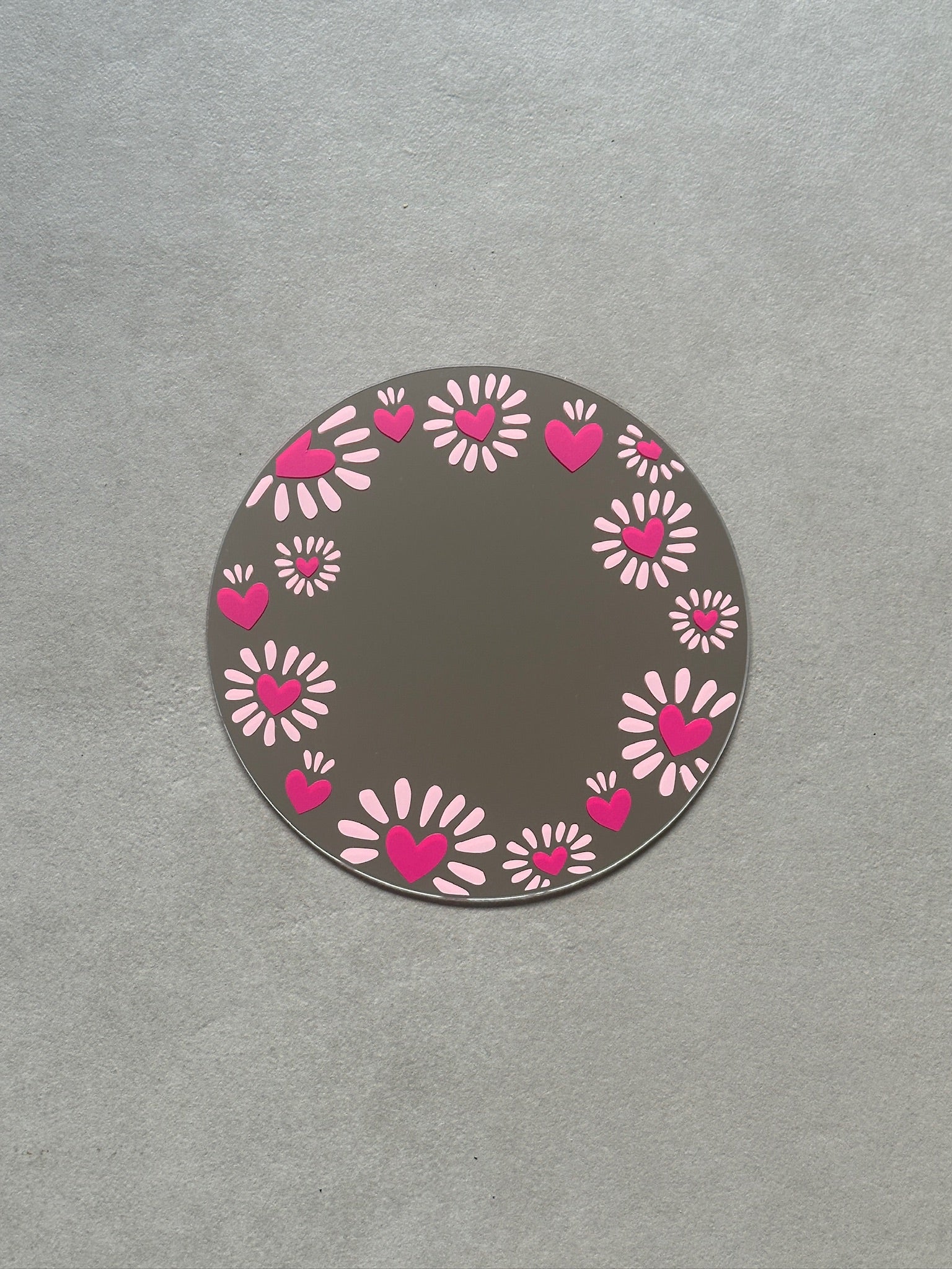 Spiegel met hartjes rand in fucsia met babypink streepjes eromheen
