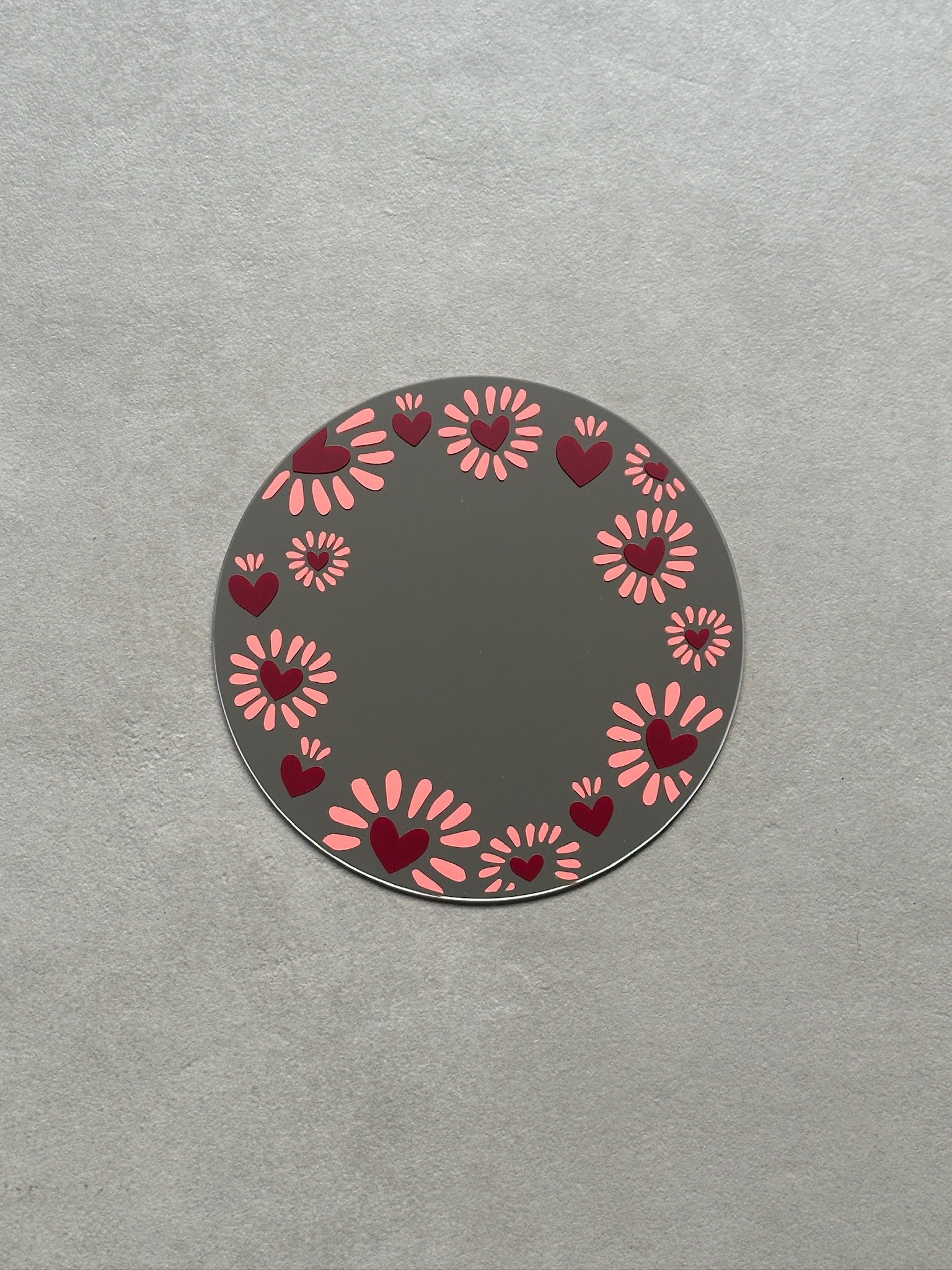 Spiegel met hartjes rand in bordeaux met peach streepjes eromheen