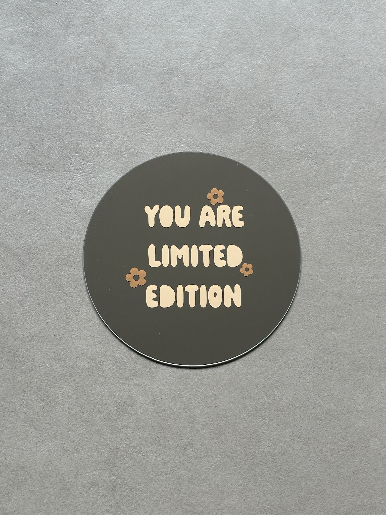 Spiegel met de tekst You are limited editon in zandkleur. Met drie bloemetjes in caramel kleur.