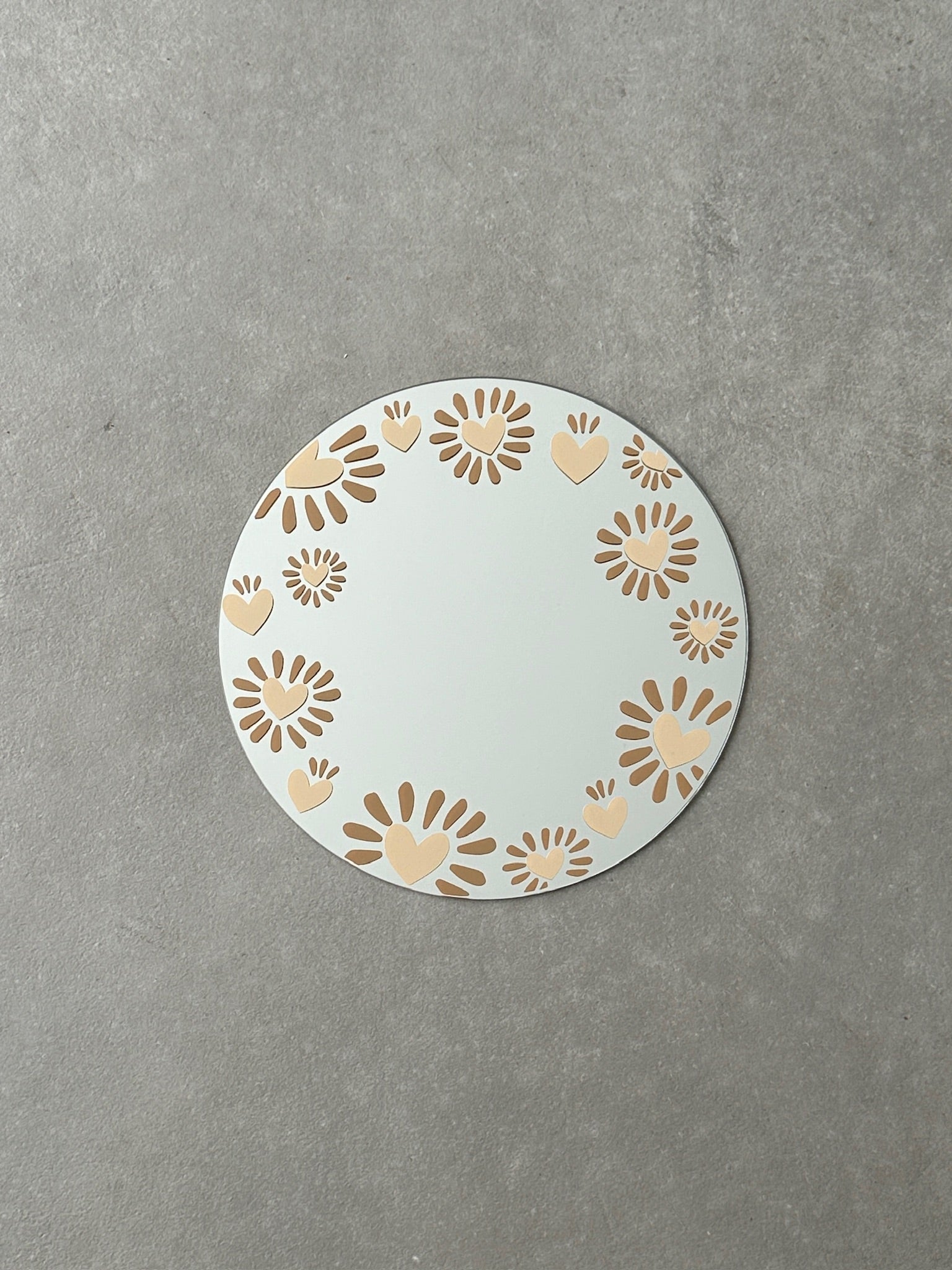 Spiegel met hartjes rand in sand met caramel streepjes eromheen